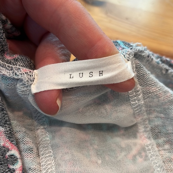 LUSH size XS sleeveless, flowy summer top, sheer detail in back- spring … - Picture 7 of 7